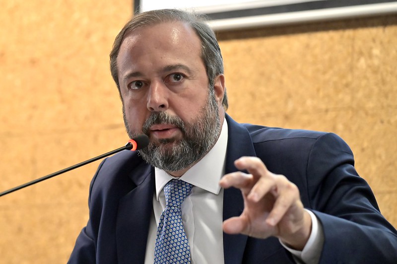 Petrobras tem que ser ´mola propulsora´ da economia, diz ministro de Minas e Energia
