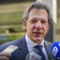 Haddad sugere 'ataque especulativo' no câmbio; dólar dispara às máximas, Ibovespa toca mínimas