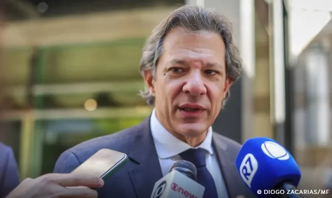 Haddad sugere 'ataque especulativo' no câmbio; dólar dispara às máximas, Ibovespa toca mínimas