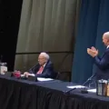 Buffett anuncia que passará cargo de CEO da Berkshire Hathaway para Greg Abel até o fim do ano