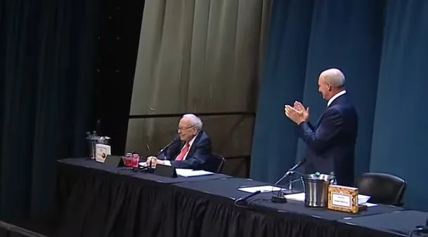 Buffett anuncia que passará cargo de CEO da Berkshire Hathaway para Greg Abel até o fim do ano