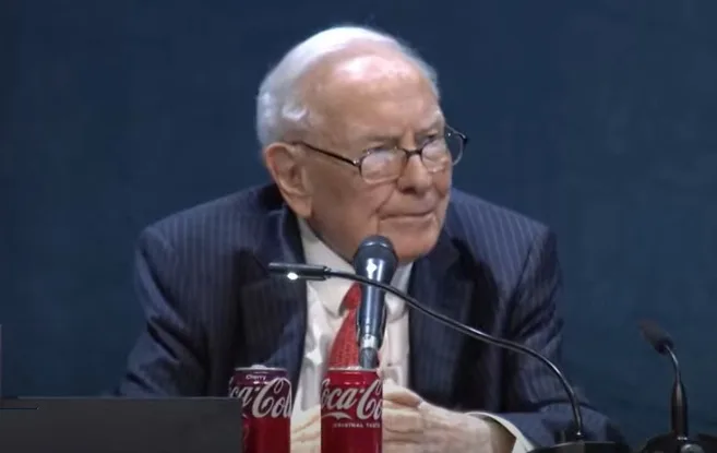 Buffet vê "grande erro" em guerra tarifária; Berkshire tem caixa recorde como "ativo estratégico"