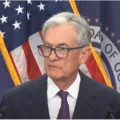 Fed reduz juros em 25 pbs, em linha com esperado; Dot-Plot antevê corte adicional de 50 pbs neste ano