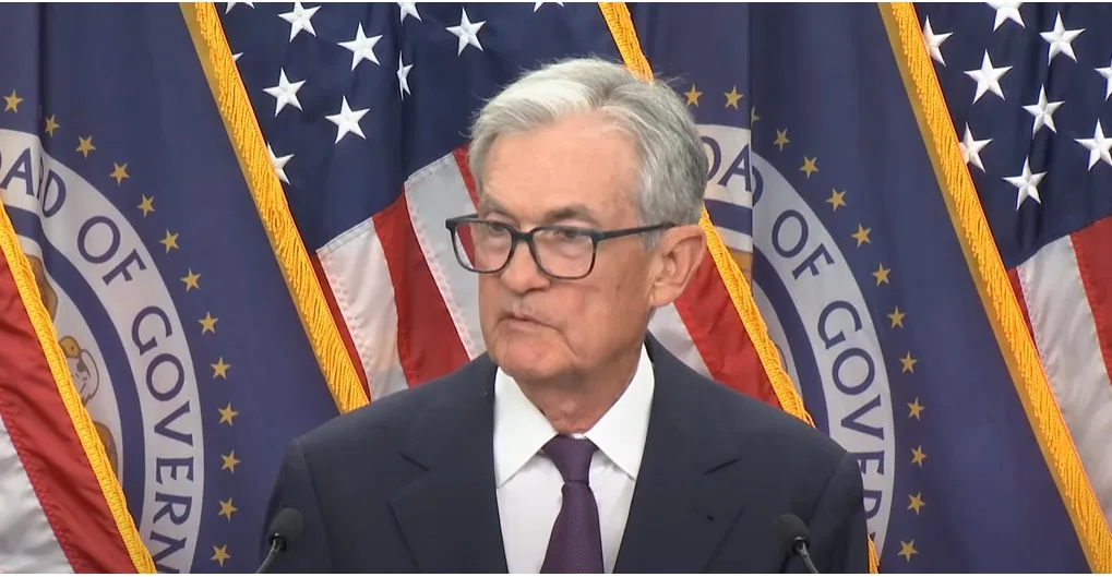 Fed reduz juros em 25 pbs, em linha com esperado; Dot-Plot antevê corte adicional de 50 pbs neste ano